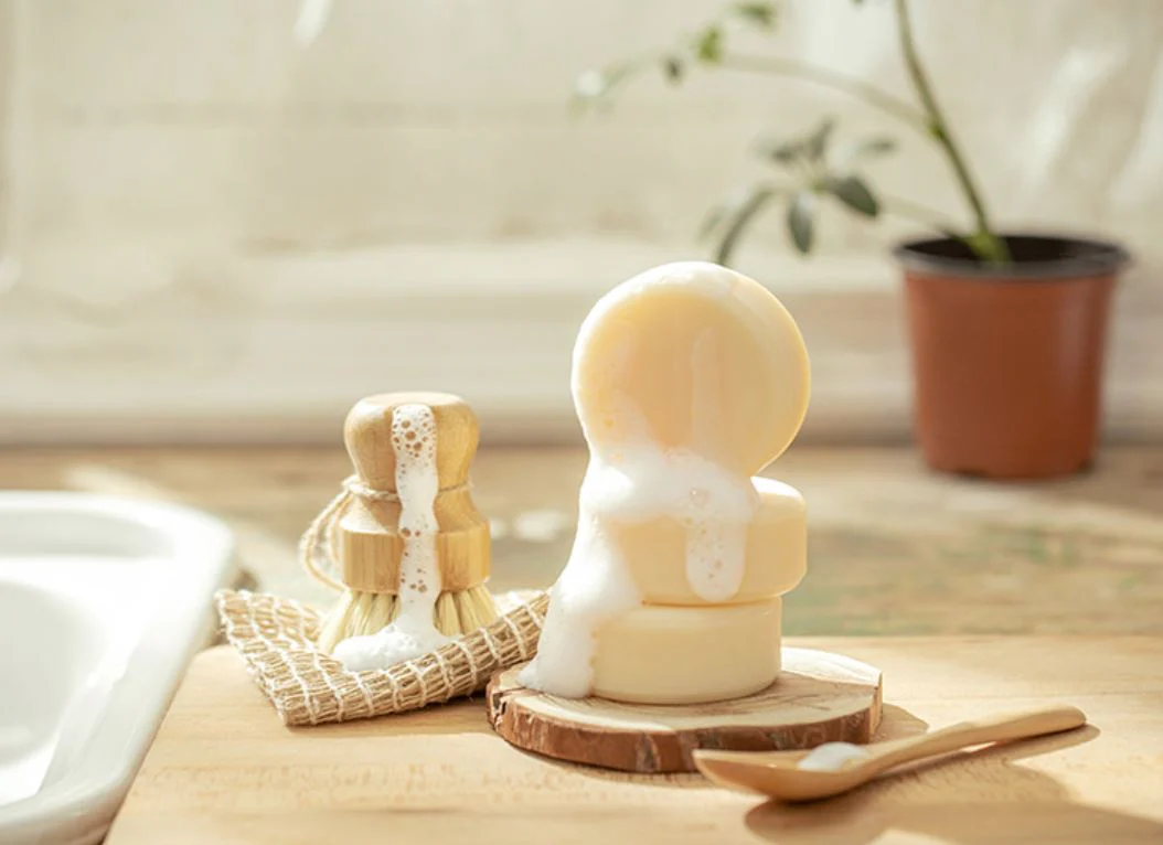 BONNY & J Mana Soap MD10 with rich foam, placed on a wooden tray for a natural lifestyle look BONNY & J Mana Soap MD10 with rich foam, placed on a wooden tray for a natural lifestyle look
